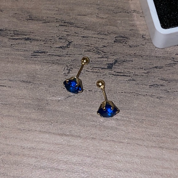 10K Yellow Gold Studs - Picture 4 of 6